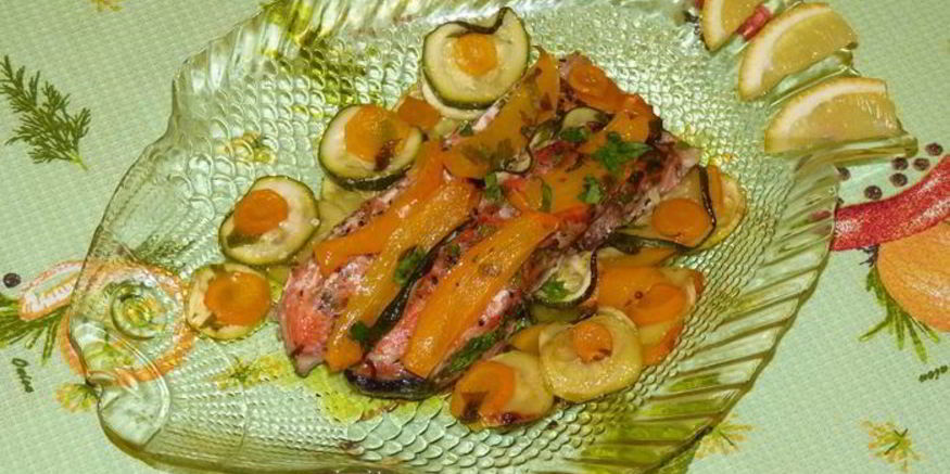 Рецепт запеченной в кармашках форель с вином и овощами