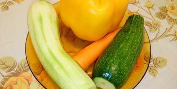 запеченная в кармашках форель с вином и овощами