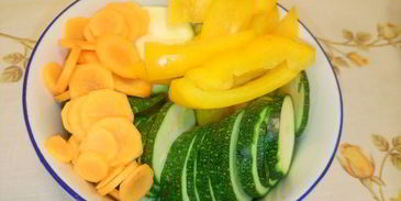 запеченная в кармашках форель с вином и овощами