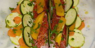 запеченная в кармашках форель с вином и овощами