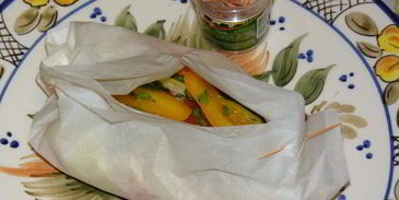 запеченная в кармашках форель с вином и овощами