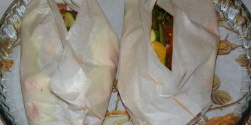 запеченная в кармашках форель с вином и овощами