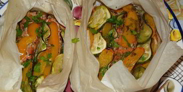 запеченная в кармашках форель с вином и овощами