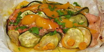 запеченная в кармашках форель с вином и овощами