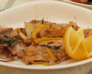 Морская рыба фламбе с виски и грушей