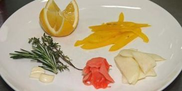 морская рыба фламбе с виски и грушей