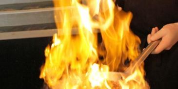 морская рыба фламбе с виски и грушей