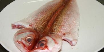 морская рыба фламбе с виски и грушей