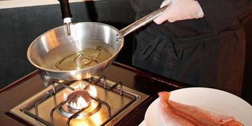 морская рыба фламбе с виски и грушей