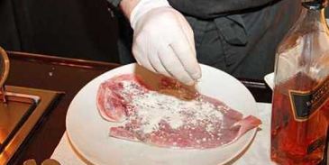 морская рыба фламбе с виски и грушей