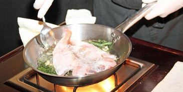 морская рыба фламбе с виски и грушей