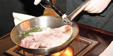 морская рыба фламбе с виски и грушей