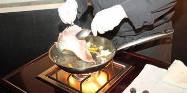 морская рыба фламбе с виски и грушей