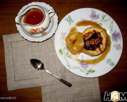 Яблоко, запеченное с виски и корицей