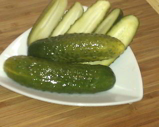 Малосольные огурцы с водкой