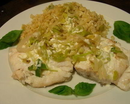 Рыба с луком-пореем и сливочным соусом с водкой