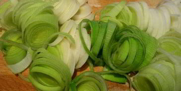 рыба с луком-пореем и сливочным соусом с водкой