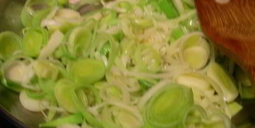 рыба с луком-пореем и сливочным соусом с водкой