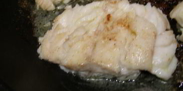 рыба с луком-пореем и сливочным соусом с водкой