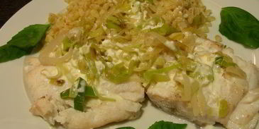 рыба с луком-пореем и сливочным соусом с водкой