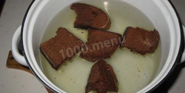 домашний простой окрошечный квас с изюмом