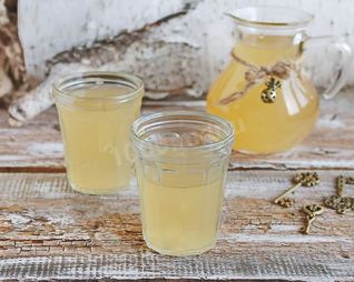 Квас из березового сока с изюмом коричневым сахаром и хлебом