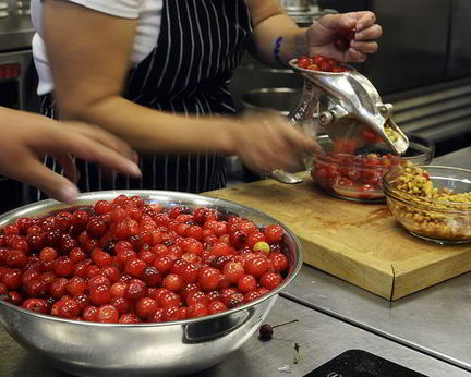 Деликатесный вишневый ликер