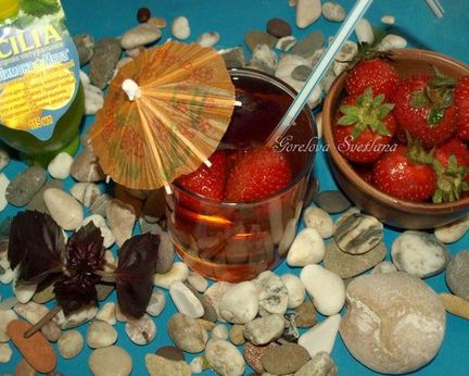 Клубничный лимонад с базиликом