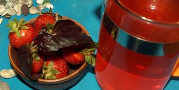 клубничный лимонад с базиликом