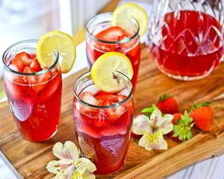 Лимонад с гибискусовым чаем и клубникой