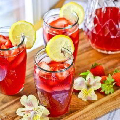 Лимонад с гибискусовым чаем и клубникой