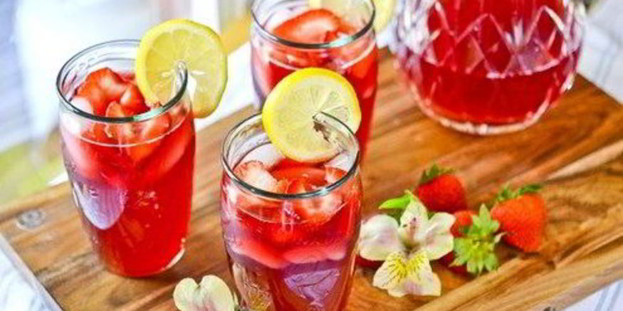 Рецепт лимонада с гибискусовым чаем и клубникой