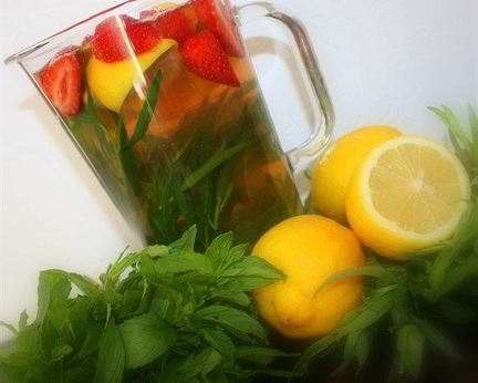 Лимонад с мятой, тархуном и клубникой