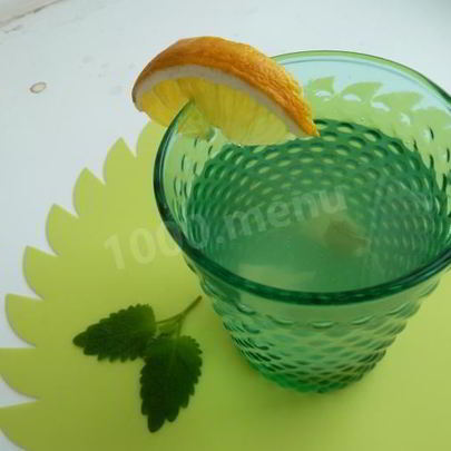 Напиток лимонад из мяты и лимона