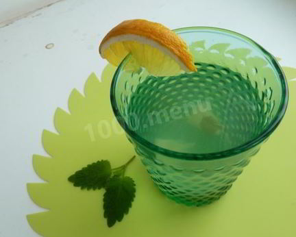 Напиток лимонад из мяты и лимона