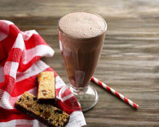 Бодрящий шоколадный коктейль с молоком и газировкой