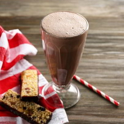 Бодрящий шоколадный коктейль с молоком и газировкой