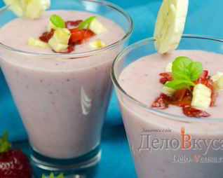Клубнично-банановый молочный коктейль