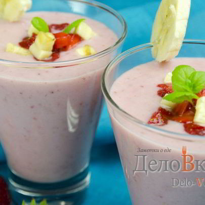 Клубнично-банановый молочный коктейль