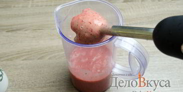 клубнично-банановый молочный коктейль