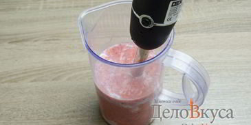 клубнично-банановый молочный коктейль