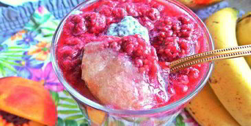 коктейль-десерт на основе молока и фруктов