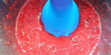 коктейль-десерт на основе молока и фруктов