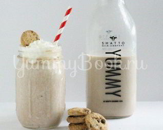 Коктейль молочный с кусочками фруктов и шоколада