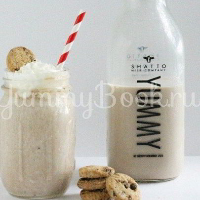 Коктейль молочный с кусочками фруктов и шоколада