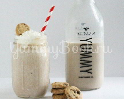 Коктейль молочный с кусочками фруктов и шоколада