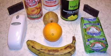 коктейль молочный с кусочками фруктов и шоколада