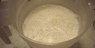 коктейль молочный с кусочками фруктов и шоколада