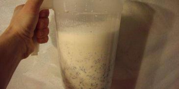 коктейль молочный с кусочками фруктов и шоколада