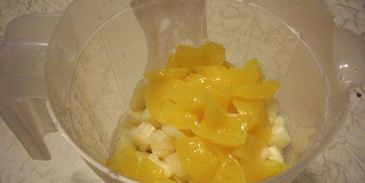 коктейль молочный с кусочками фруктов и шоколада